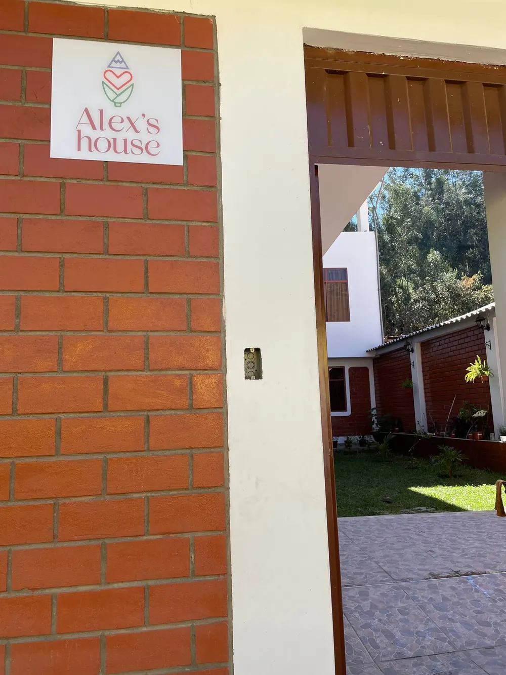 Entrada de Alex's House con el letrero de la casa