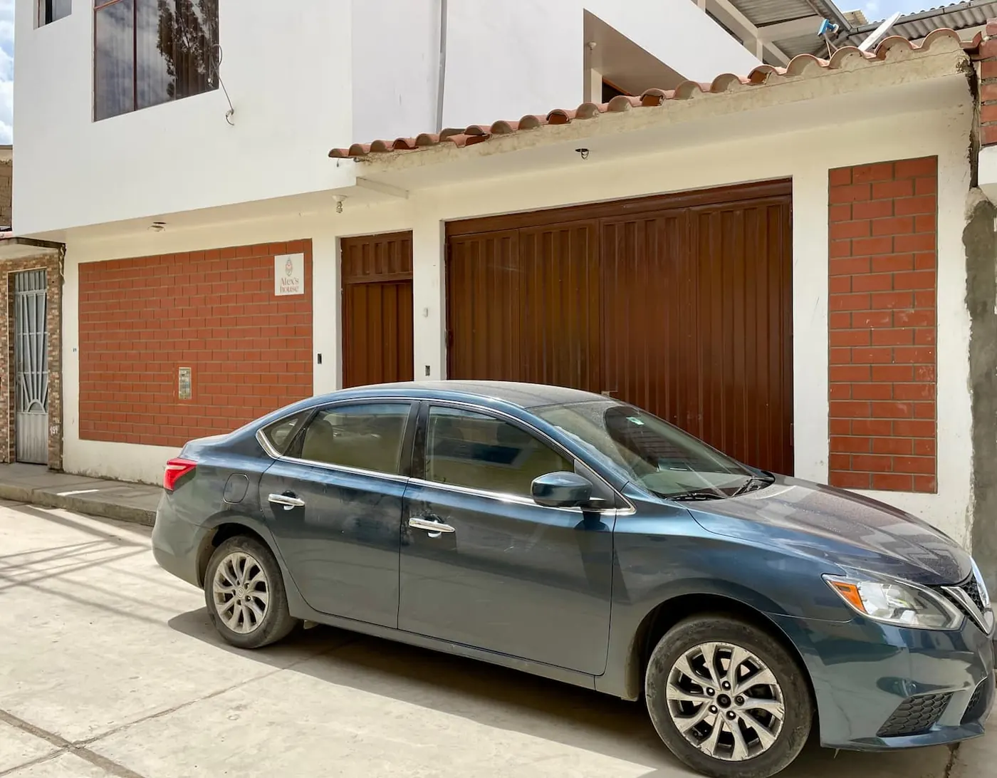 Fachada de Alex's House con estacionamiento
