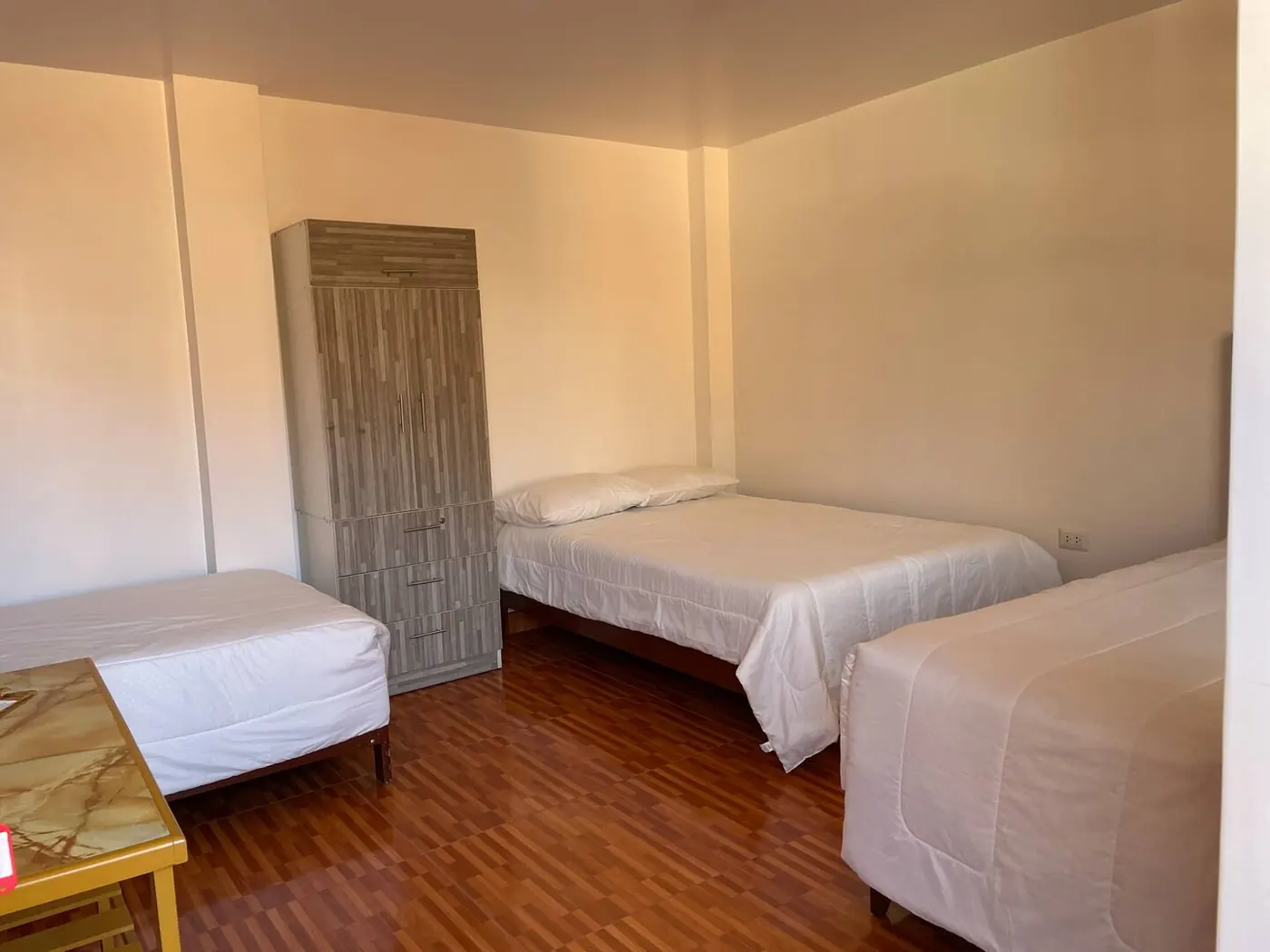 Habitación con cuatro camas individuales
