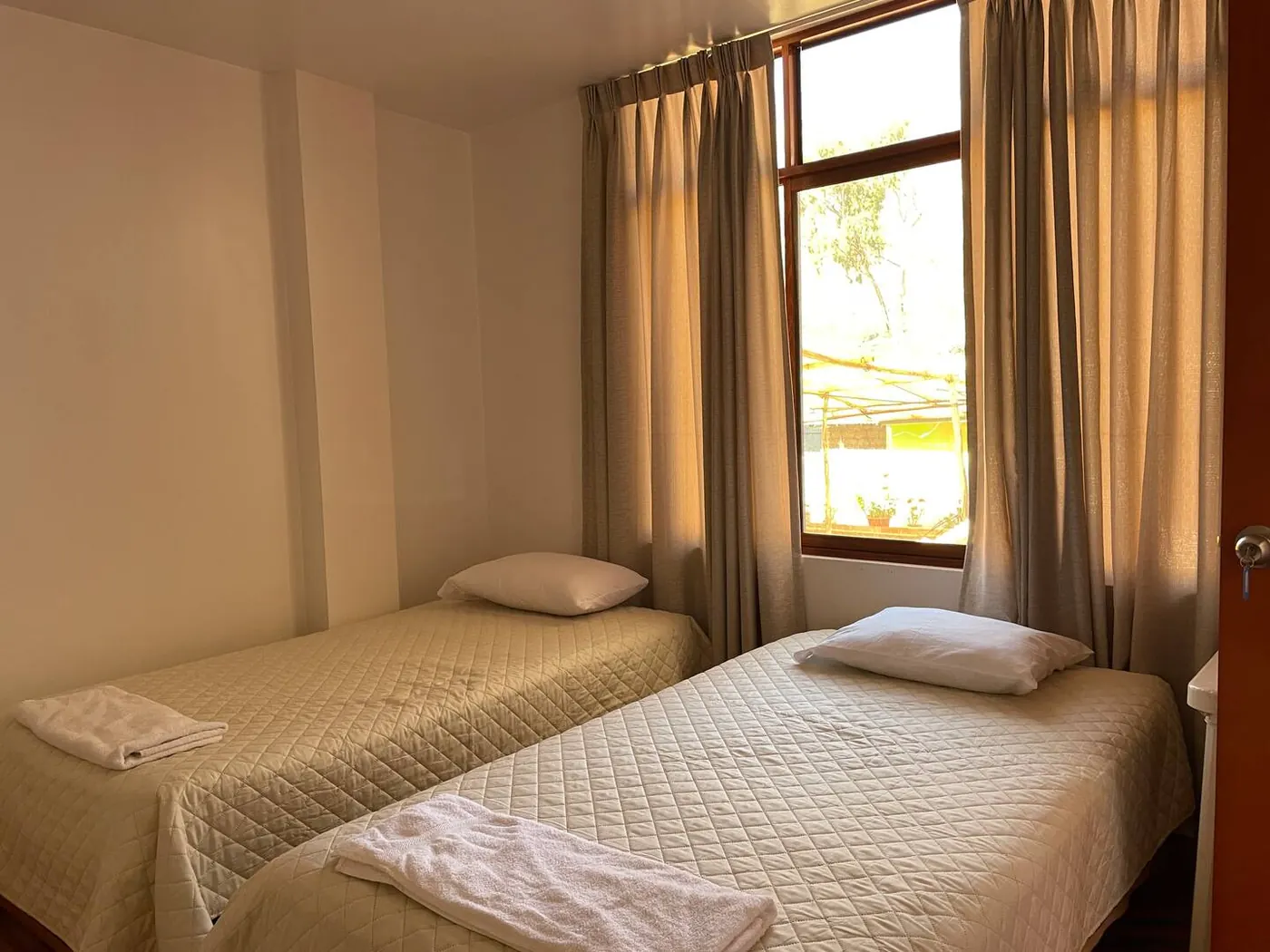 Habitación con camas y ventana con luz natural