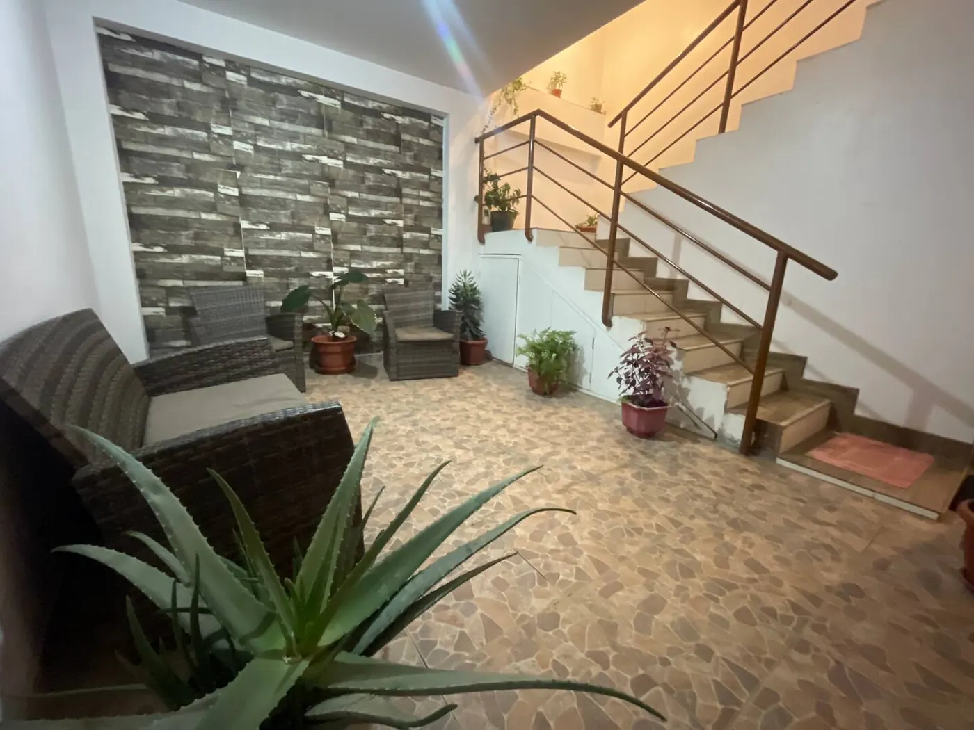 Patio interior con sala y escalera