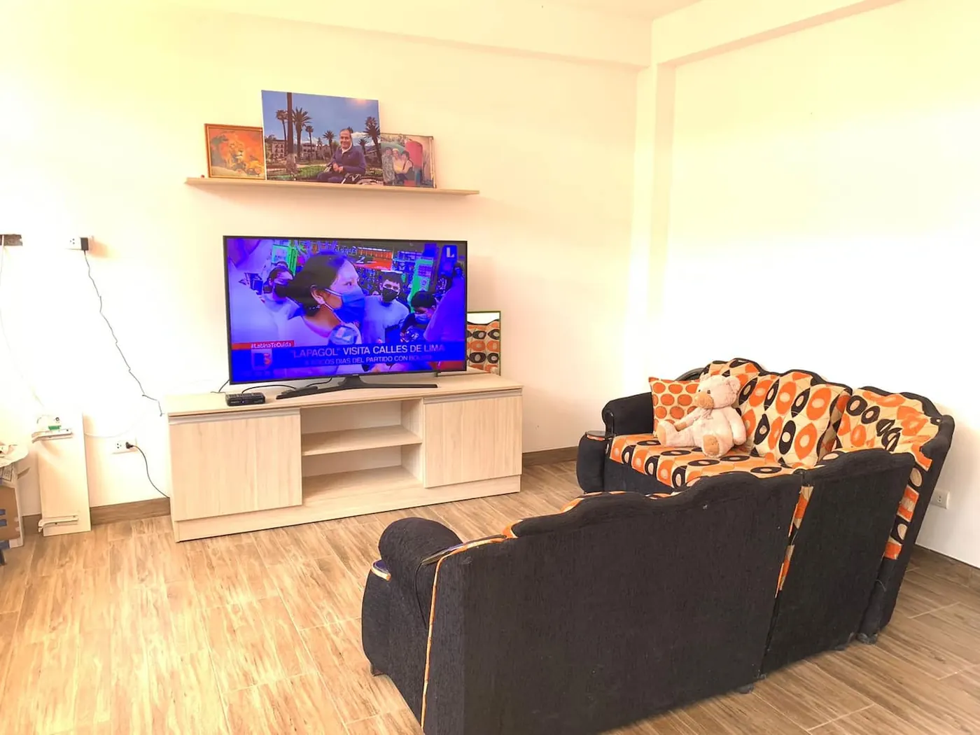 Sala de estar con sofás y televisión